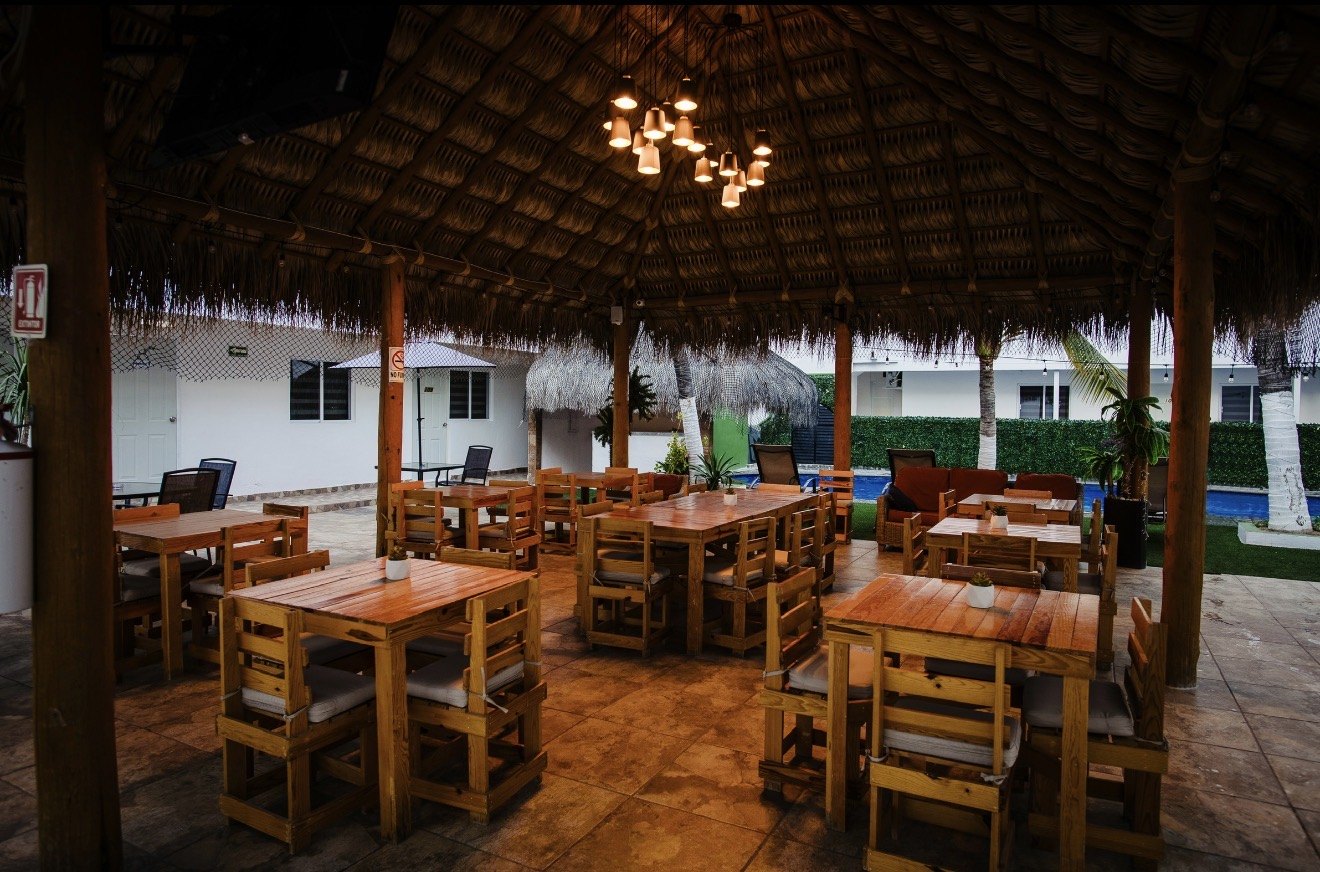 Palapa-restaurante de Hotel Palmeras junto a la alberca en Cabo San Lucas