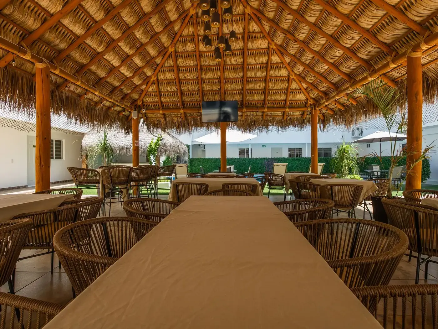 La terraza de Hotel Palmeras al atardecer